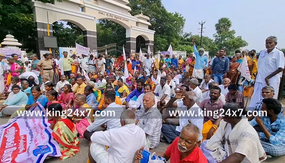 ஆட்சியர் அலுவலகத்தை முற்றுகையிட்டு திடீரென சாலை மறியல் போராட்டத்தில் ஈடுபட்ட மாற்றுத்திறனாளிகள்.
