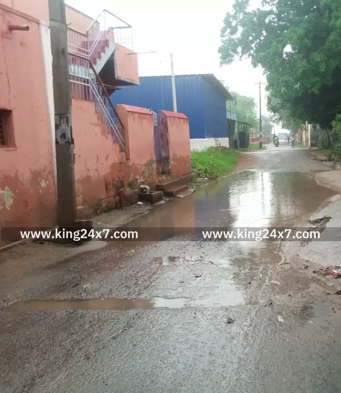 கனமழை காரணமாக சாலையில் தேங்கிய மழை நீர்