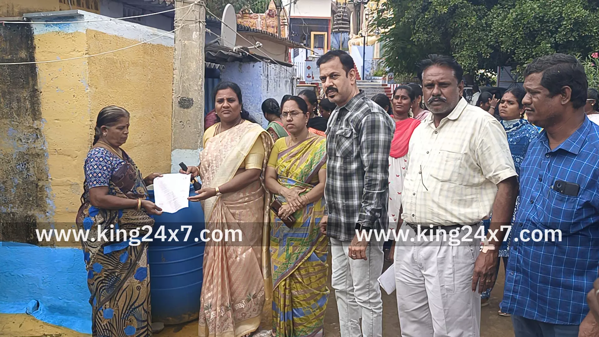 திருச்செங்கோட்டில் டெங்கு காய்ச்சல் தடுப்பு மற்றும் விழிப்புணர்வு நிகழ்ச்சி நகர மன்ற தலைவர் நளினி சுரேஷ் பாபு ஆணையாளர் வாசுதேவன் வீடு வீடாகச் சென்று பிரச்சாரம்