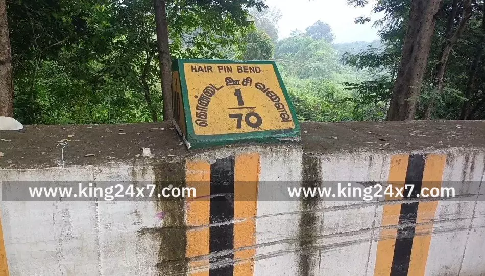 கொல்லிமலையில் கொண்டை ஊசி வளைவு சாலையில் விபத்து அதிர்ஷ்டவசமாக உயிர் தப்பிய டிரைவர். கொல்லிமலையில் கொண்டை ஊசி வளைவு சாலையில் விபத்து அதிர்ஷ்டவசமாக உயிர் தப்பிய டிரைவர்.