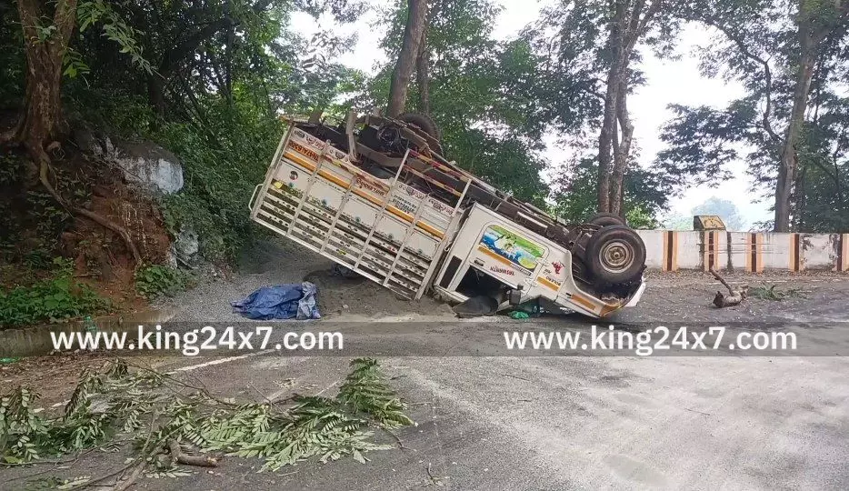 கொல்லிமலையில்  கொண்டை ஊசி வளைவு சாலையில் விபத்து அதிர்ஷ்டவசமாக உயிர் தப்பிய டிரைவர்.