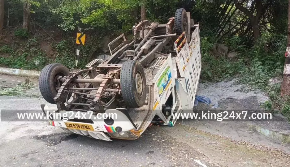 கொல்லிமலையில் கொண்டை ஊசி வளைவு சாலையில் விபத்து அதிர்ஷ்டவசமாக உயிர் தப்பிய டிரைவர். கொல்லிமலையில் கொண்டை ஊசி வளைவு சாலையில் விபத்து அதிர்ஷ்டவசமாக உயிர் தப்பிய டிரைவர்.