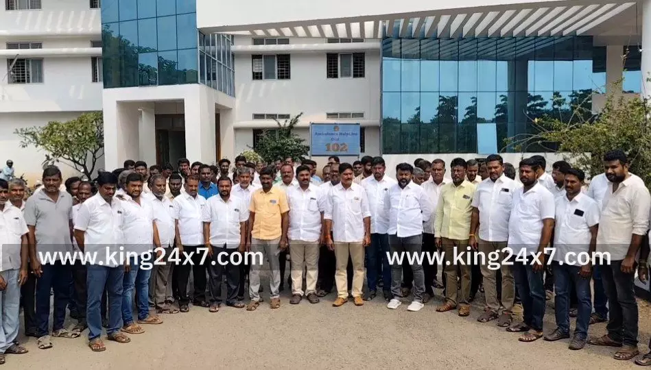 ரிக் வண்டி பணிக்கு தொழிலாளர்களை அனுப்புவதாக கூறி கோடிக்கணக்கான பணத்தை புரோக்கர்கள், தொழிலாளர்கள் ஏமாற்றியதாக குற்றச்சாட்டு.