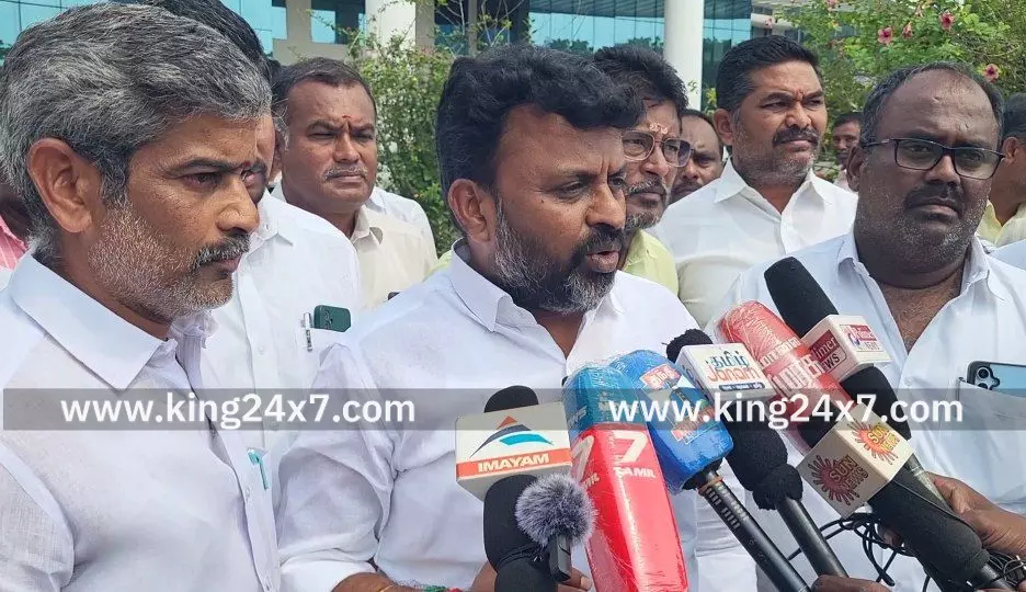 ரிக் வண்டி பணிக்கு தொழிலாளர்களை அனுப்புவதாக கூறி கோடிக்கணக்கான பணத்தை புரோக்கர்கள், தொழிலாளர்கள் ஏமாற்றியதாக குற்றச்சாட்டு. ரிக் வண்டி பணிக்கு தொழிலாளர்களை அனுப்புவதாக கூறி கோடிக்கணக்கான பணத்தை புரோக்கர்கள், தொழிலாளர்கள் ஏமாற்றியதாக குற்றச்சாட்டு.