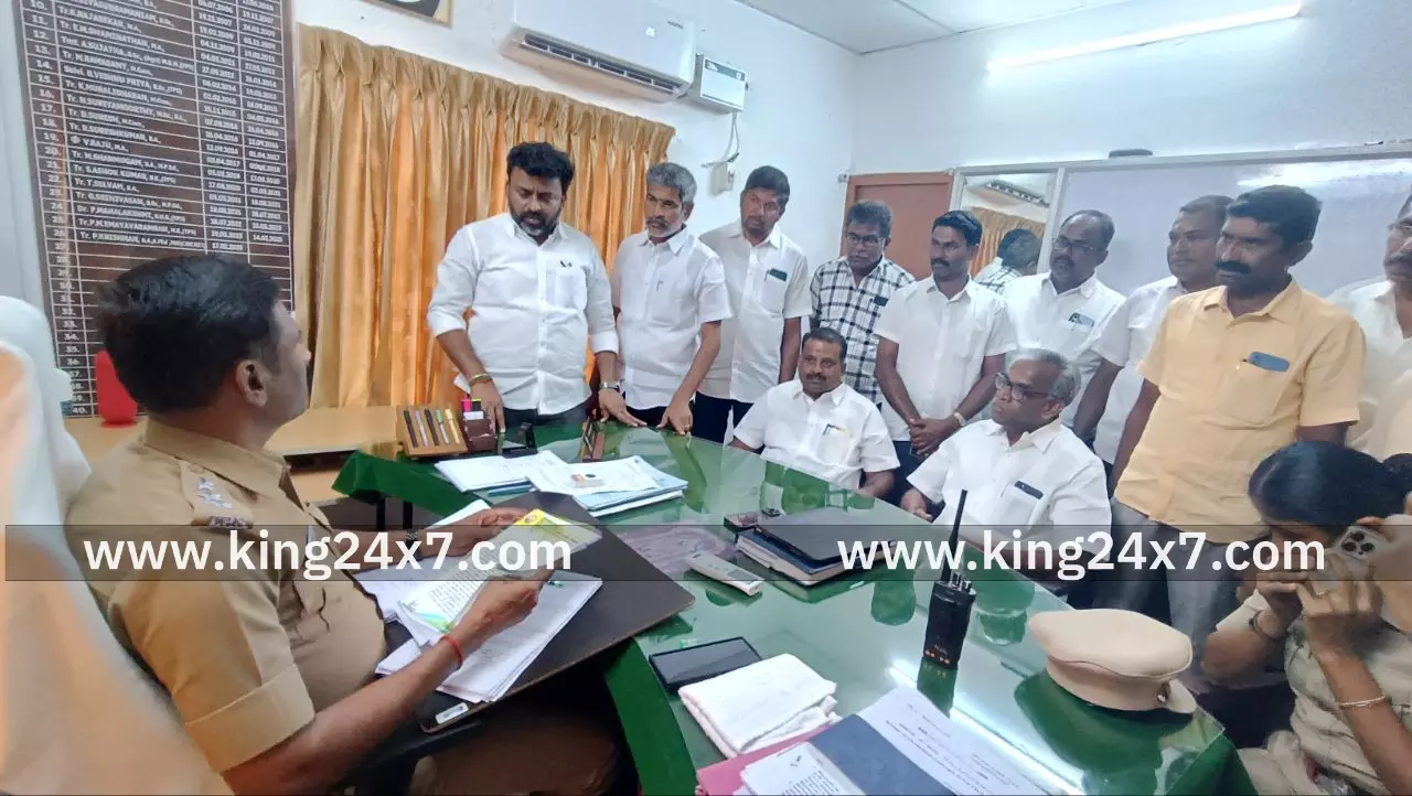 ரிக் வேலைக்கு ஆட்கள் ஏற்பாடு செய்து தருவதாக கூறி பல கோடி ரூபாய் மோசடி நடவடிக்கை எடுக்க கோரிமையாளர் சங்கத்தினர் டிஎஸ்பி இடம் மனு ரிக் வேலைக்கு ஆட்கள் ஏற்பாடு செய்து தருவதாக கூறி பல கோடி ரூபாய் மோசடி நடவடிக்கை எடுக்க கோரிமையாளர் சங்கத்தினர் டிஎஸ்பி இடம் மனு