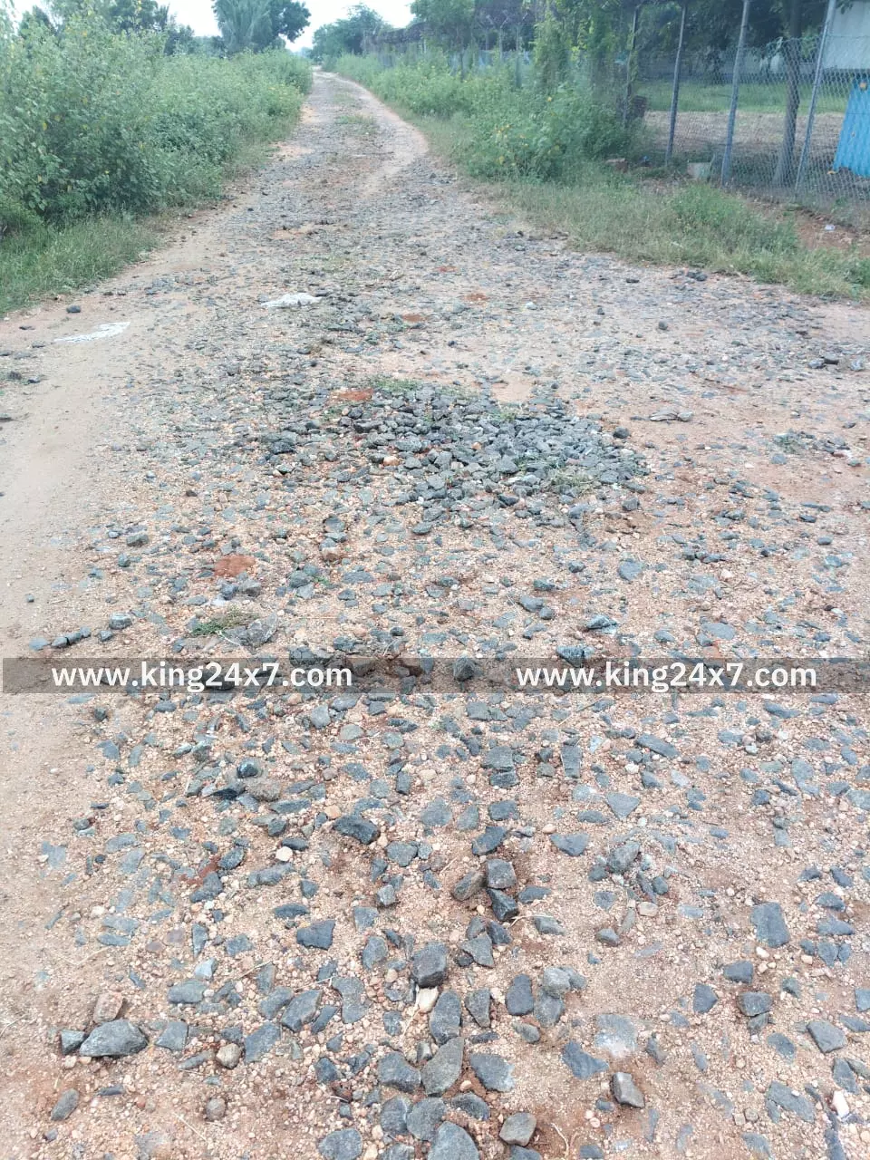 கிருஷ்ணராயபுரம் அருகே ஜல்லிக்கற்களுடன் நிற்கும் தார்சாலைப்பணியை சீரமைக்க பொதுமக்கள் வலியுறுத்தல்