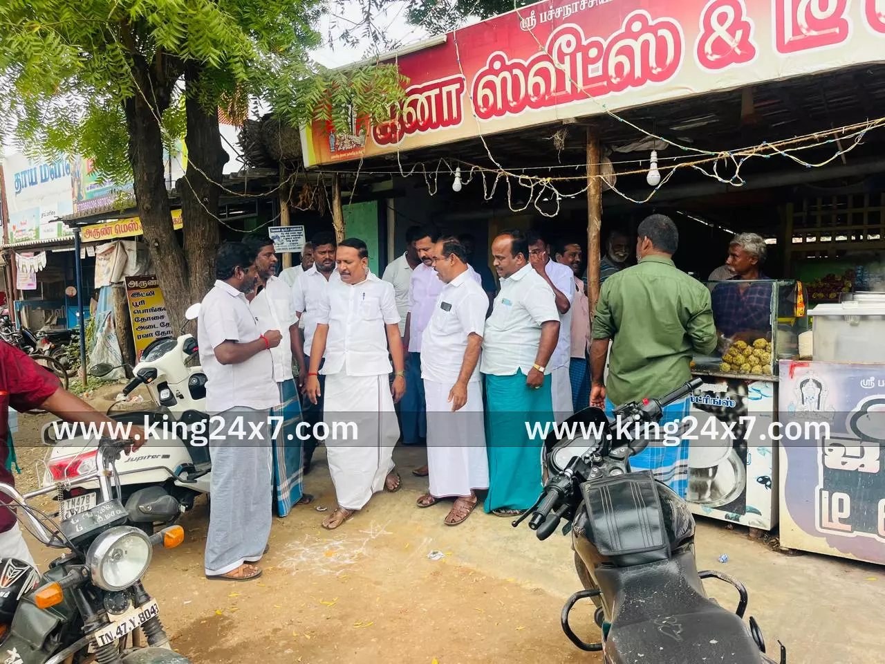 கிருஷ்ணராயபுரம் அதிமுக கிழக்கு ஒன்றியம் சார்பில் சிறப்பு தீவிர திருத்தம் (SIR) சிறப்பு பணி மற்றும் தேர்தல் செயல்பாடுகள் குறித்த ஆலோசனை நடைபெற்றது