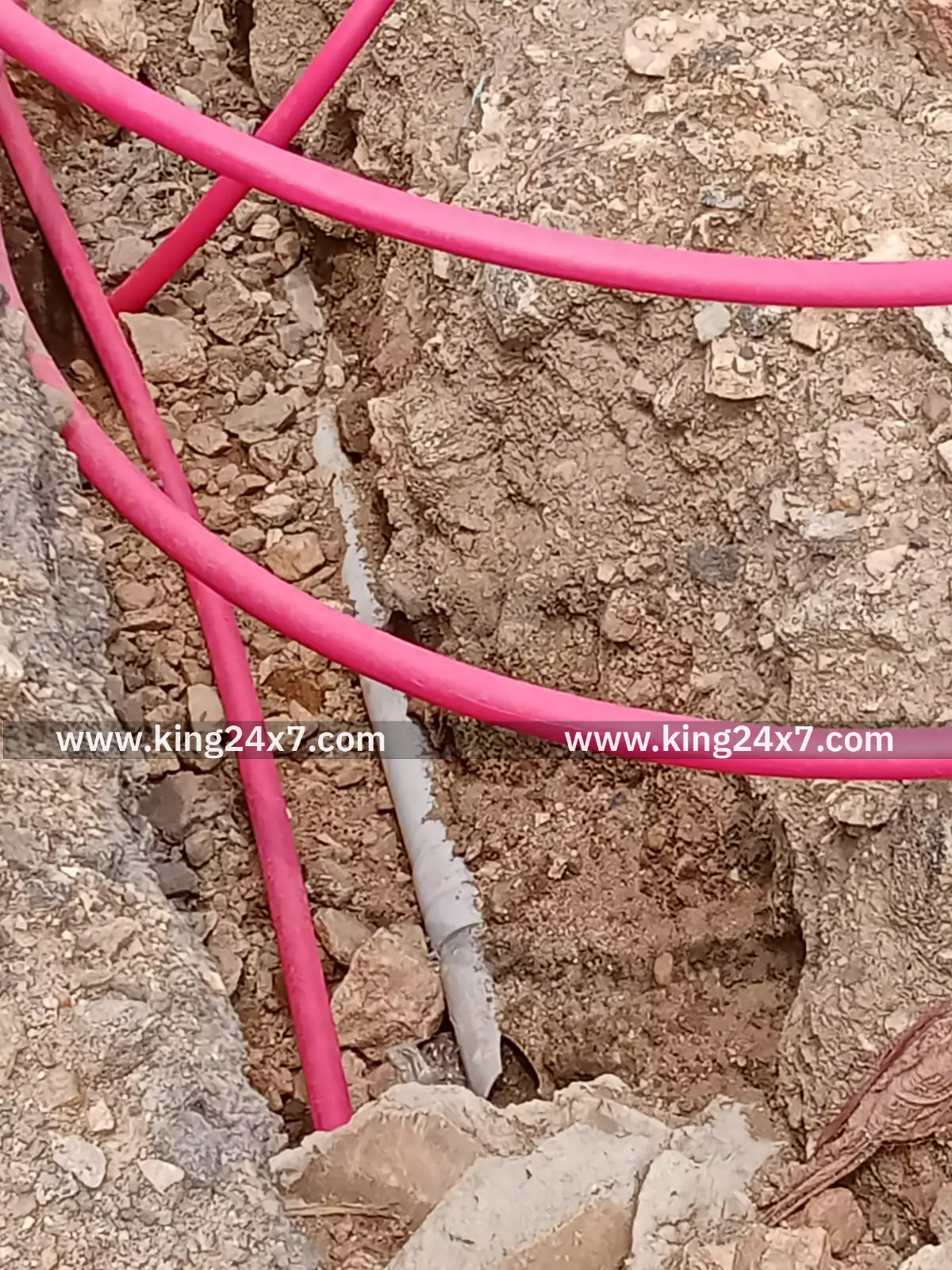 கேபிள் பதிக்கும் பணியால் குடிநீர் குழாய் உடைப்பு, கண்டுகொள்ளாத ஒப்பந்ததாரர்