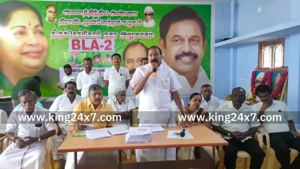 எஸ்ஐஆர் திருத்த படிவங்கள் வழங்கும் பணிகள் தீவிரமாக நடைபெற்று வரும் நிலையில் அதிமுகமுகவர்களும் அதிகாரி களோடு சென்று பார்க்க வேண்டும். முன்னாள் அமைச்சர் தங்கமணி அறிவுறுத்தல் எஸ்ஐஆர் திருத்த படிவங்கள் வழங்கும் பணிகள் தீவிரமாக நடைபெற்று வரும் நிலையில் அதிமுகமுகவர்களும் அதிகாரி களோடு சென்று பார்க்க வேண்டும். முன்னாள் அமைச்சர் தங்கமணி அறிவுறுத்தல்