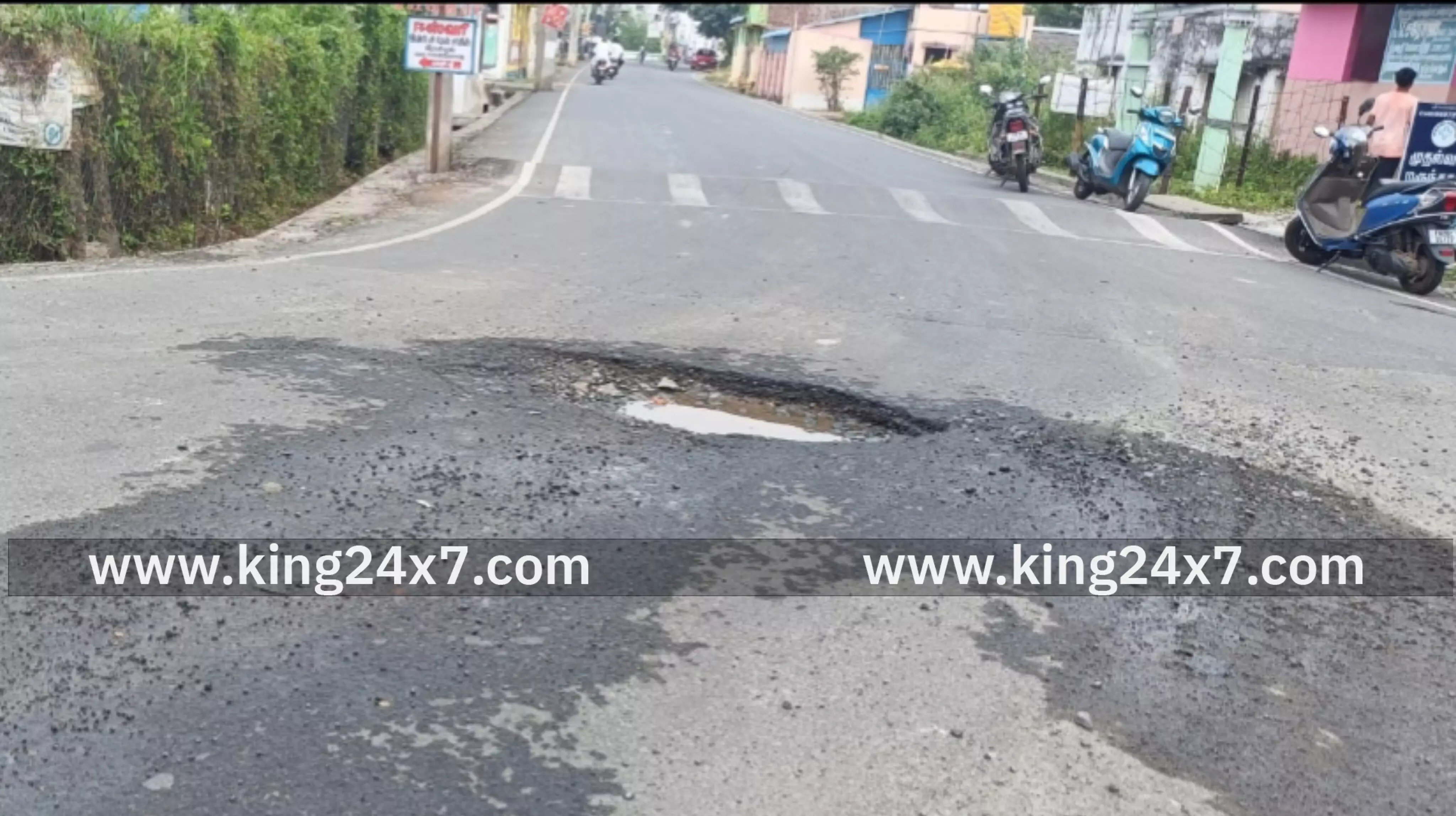 ராசிபுரம் ஒரு வழிச்சாலை பகுதியில் சாலையில்  பெரிய பள்ளம் பயணிகள் அவதி...