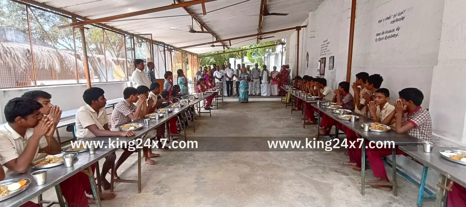 மாற்றுத்திறன் மாணாக்கர்களுக்கு அன்னதானம் மாற்றுத்திறன் மாணாக்கர்களுக்கு அன்னதானம்