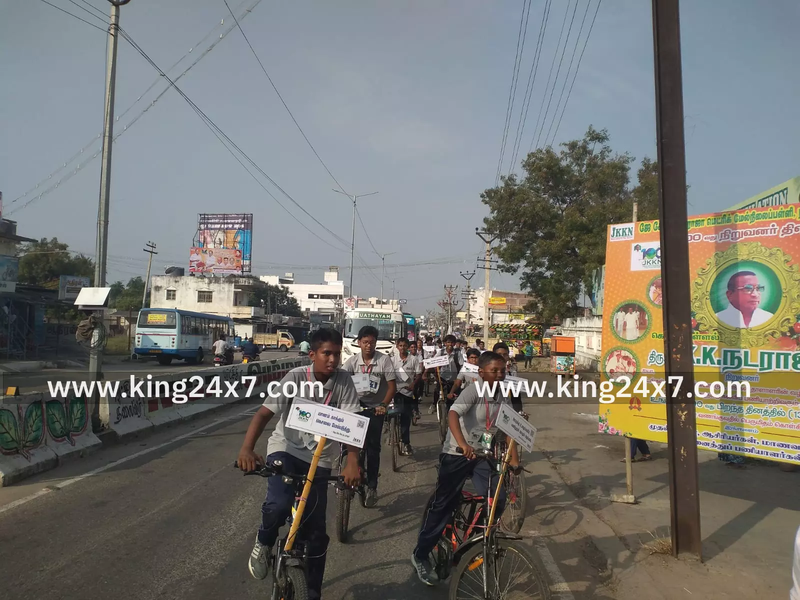 தூய்மை பணியாளர்களுக்கு சீருடை வழங்கிய பொதுநல அமைப்பினர் தூய்மை பணியாளர்களுக்கு சீருடை வழங்கிய பொதுநல அமைப்பினர்