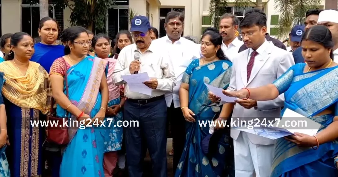 குழந்தைகள் தின விழாவை முன்னிட்டு கரூரில்  நடைபெற்ற விழிப்புணர்வு பேரணியை மாவட்ட ஆட்சியர் துவக்கி வைத்தார்.