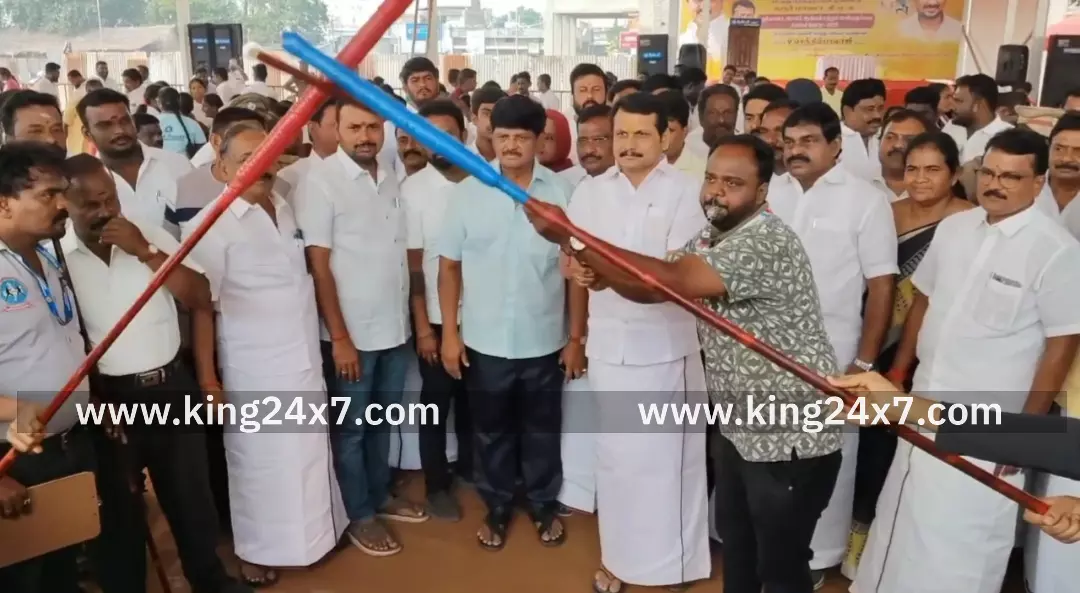 கரூர் மாவட்ட திமுக சார்பில் துணை முதல்வர் உதயநிதி ஸ்டாலின் 49 வது பிறந்தநாளை முன்னிட்டு பெண்களுக்கான சிலம்ப போட்டியை செந்தில் பாலாஜி துவக்கி வைத்தார்.