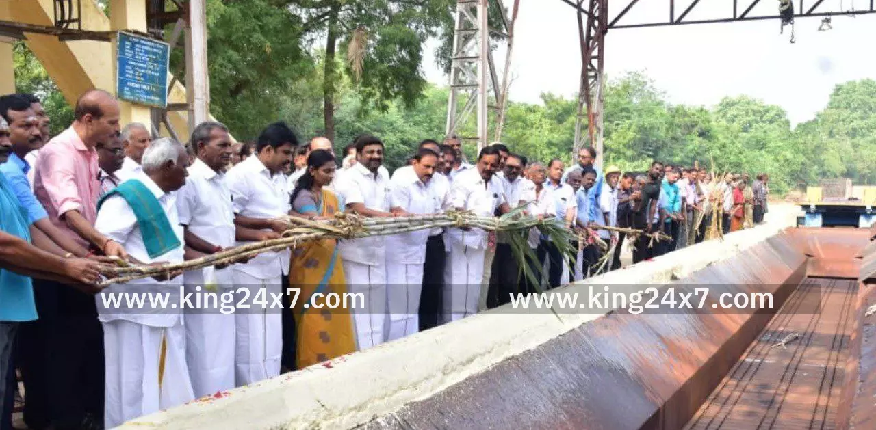 பாராளுமன்ற மாநிலங்களவை உறுப்பினர் மற்றும் நாமக்கல் மாவட்ட மத்திய கூட்டுறவு வங்கி தலைவர் கே.ஆர்.என்.இராஜேஸ்குமார் கரும்பு அரவையை தொடங்கி வைத்தார். பாராளுமன்ற மாநிலங்களவை உறுப்பினர் மற்றும் நாமக்கல் மாவட்ட மத்திய கூட்டுறவு வங்கி தலைவர் கே.ஆர்.என்.இராஜேஸ்குமார் கரும்பு அரவையை தொடங்கி வைத்தார்.