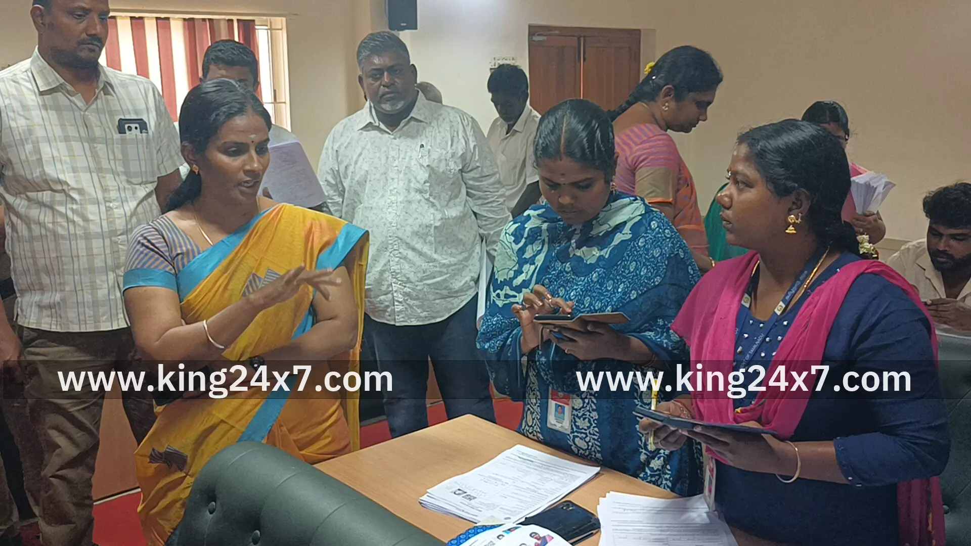 திருச்செங்கோடு நகராட்சி பகுதிகளில் வாக்காளர் பட்டியல்சிறப்பு தீவிர திருத்தப் பணிவாக்குச்சாவடி அலுவலர்களிடம் மாவட்ட ஆட்சியர் துர்க்கா மூர்த்தி விசாரணை