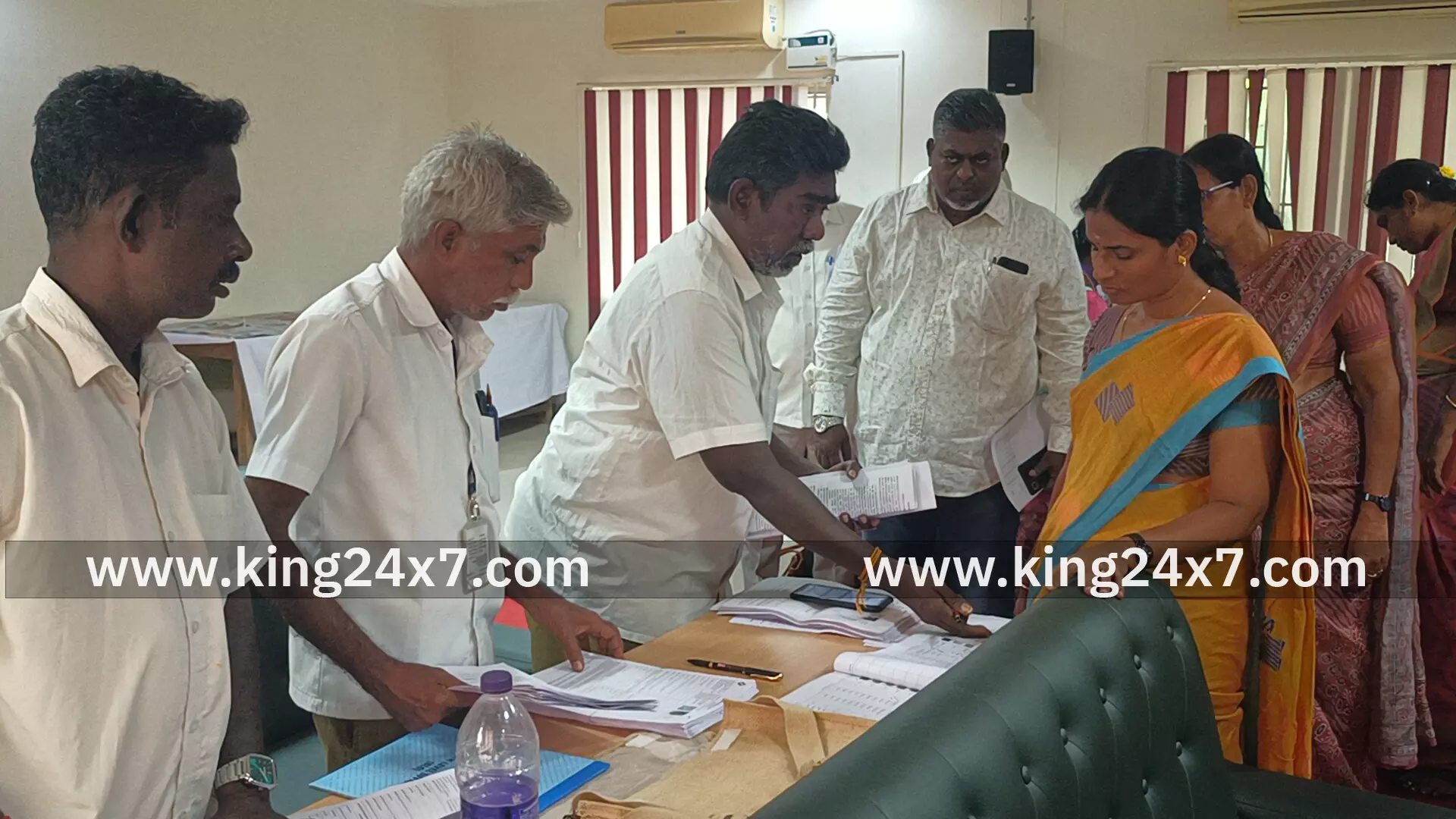 திருச்செங்கோடு நகராட்சி பகுதிகளில் வாக்காளர் பட்டியல்சிறப்பு தீவிர திருத்தப் பணிவாக்குச்சாவடி அலுவலர்களிடம் மாவட்ட ஆட்சியர் துர்க்கா மூர்த்தி விசாரணை