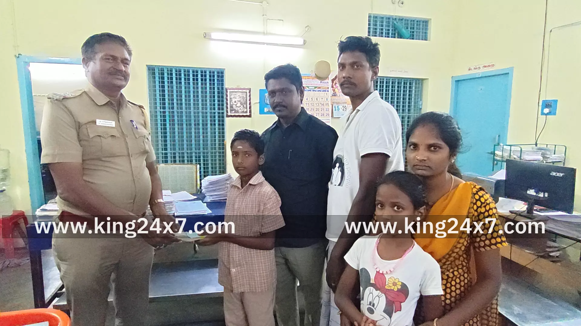 ஏ.டி.எம்.அறையில் கிடந்த   50,000. ரூபாய் பணத்தை போலீசில் ஒப்படைத்த அரசு பள்ளி 7ம் வகுப்பு  மாணவர்