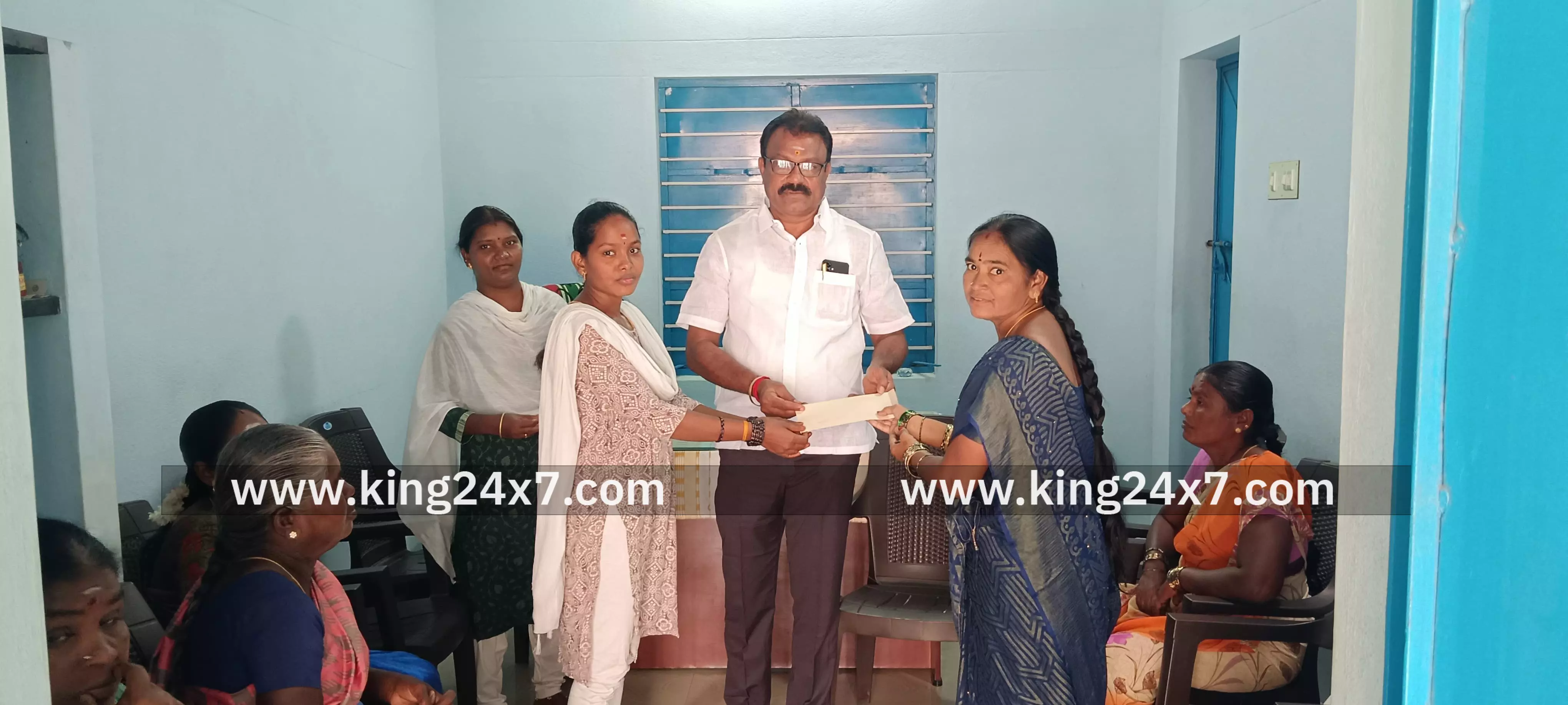 மகளிர் சுய உதவிக் குழுக்களுக்கு நிதி வழங்கல் மகளிர் சுய உதவிக் குழுக்களுக்கு நிதி வழங்கல்