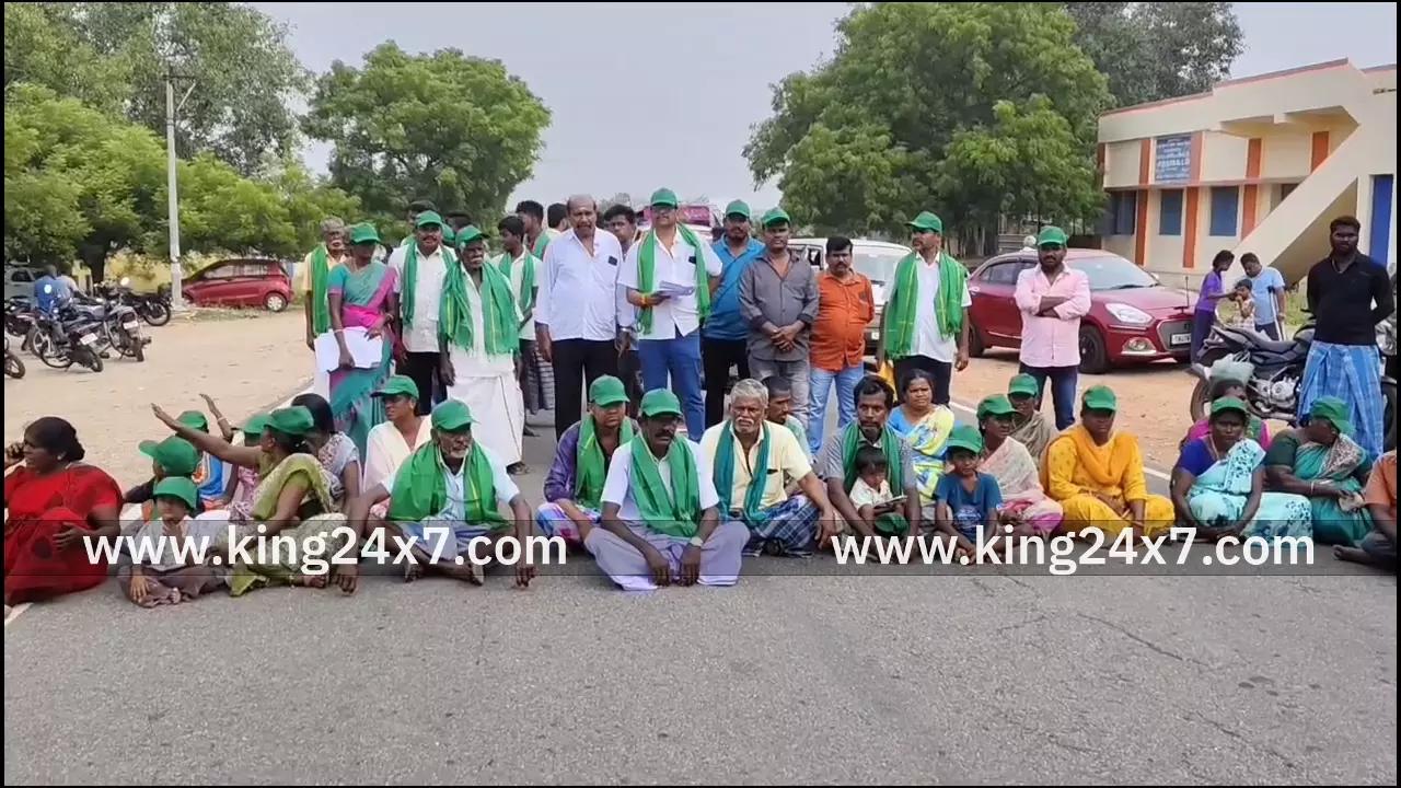 வரவணையில் பொது வழிப்பாதையை மறித்து காம்பவுண்ட் சுவர் கட்டுவதற்கு எதிர்ப்பு தெரிவித்து பொதுமக்கள், விவசாயிகள் சாலை மறியல் போராட்டம்