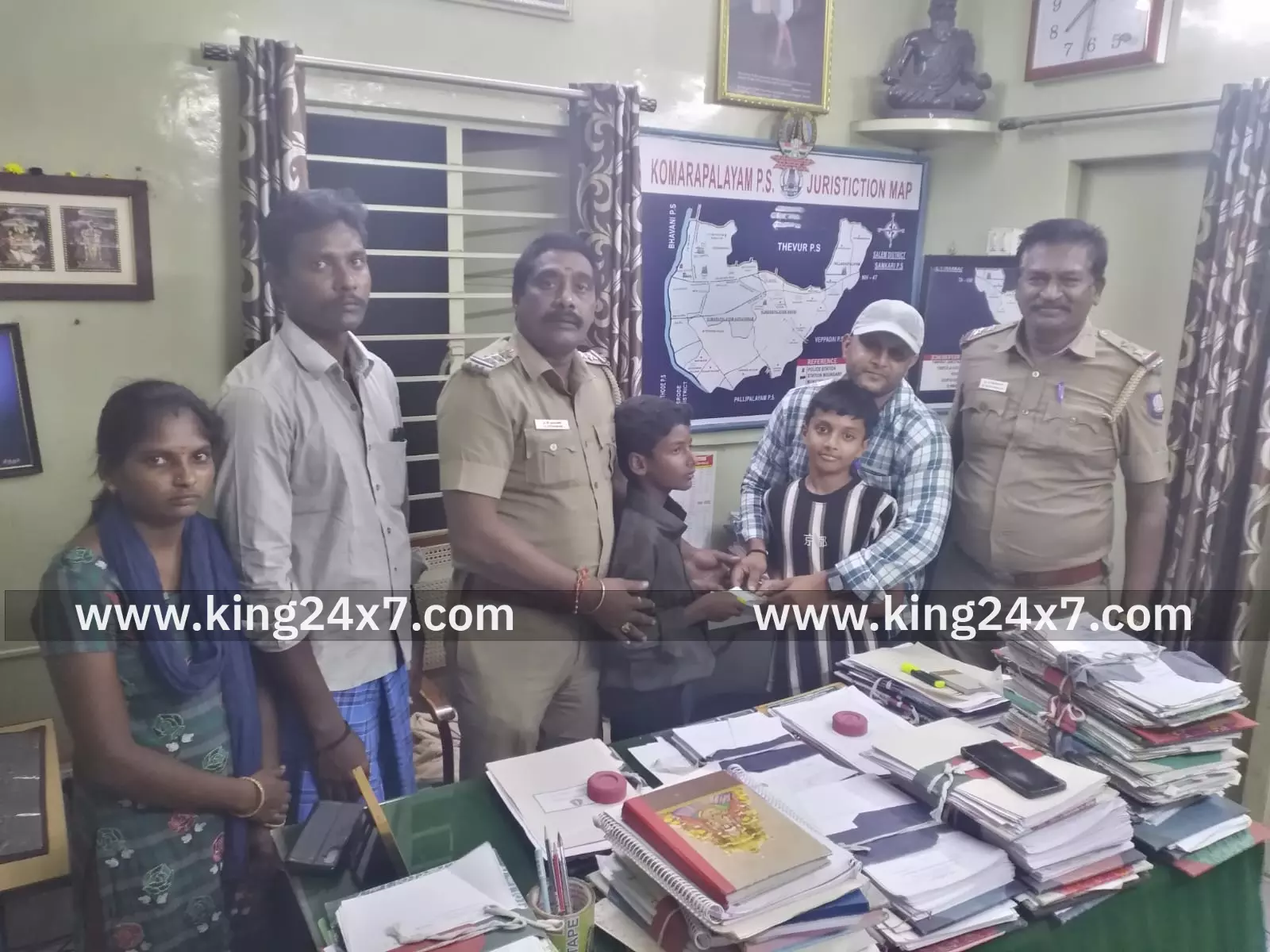 ஏ.டி.எம்.இல் தவற விட்டவரிடம்  50 ஆயிரம் பணம் ஒப்படைத்த போலீசார்