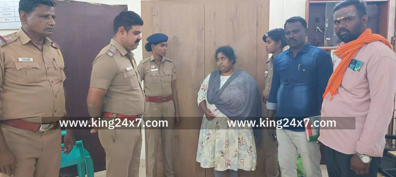 மூதாட்டியிடம் தங்க நகை பறித்த பெண் கைது