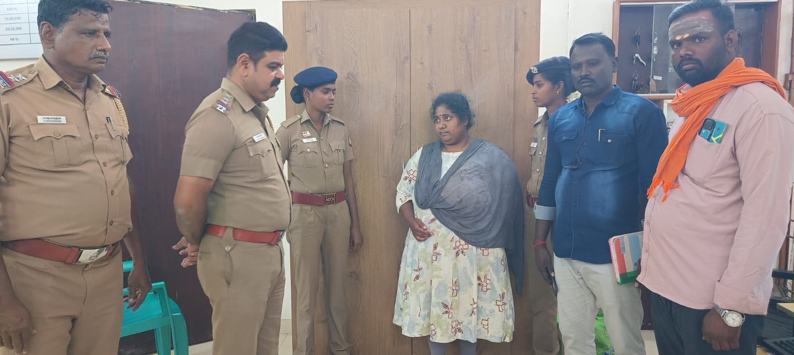 மூதாட்டியிடம் தங்க நகை பறித்த பெண் கைது