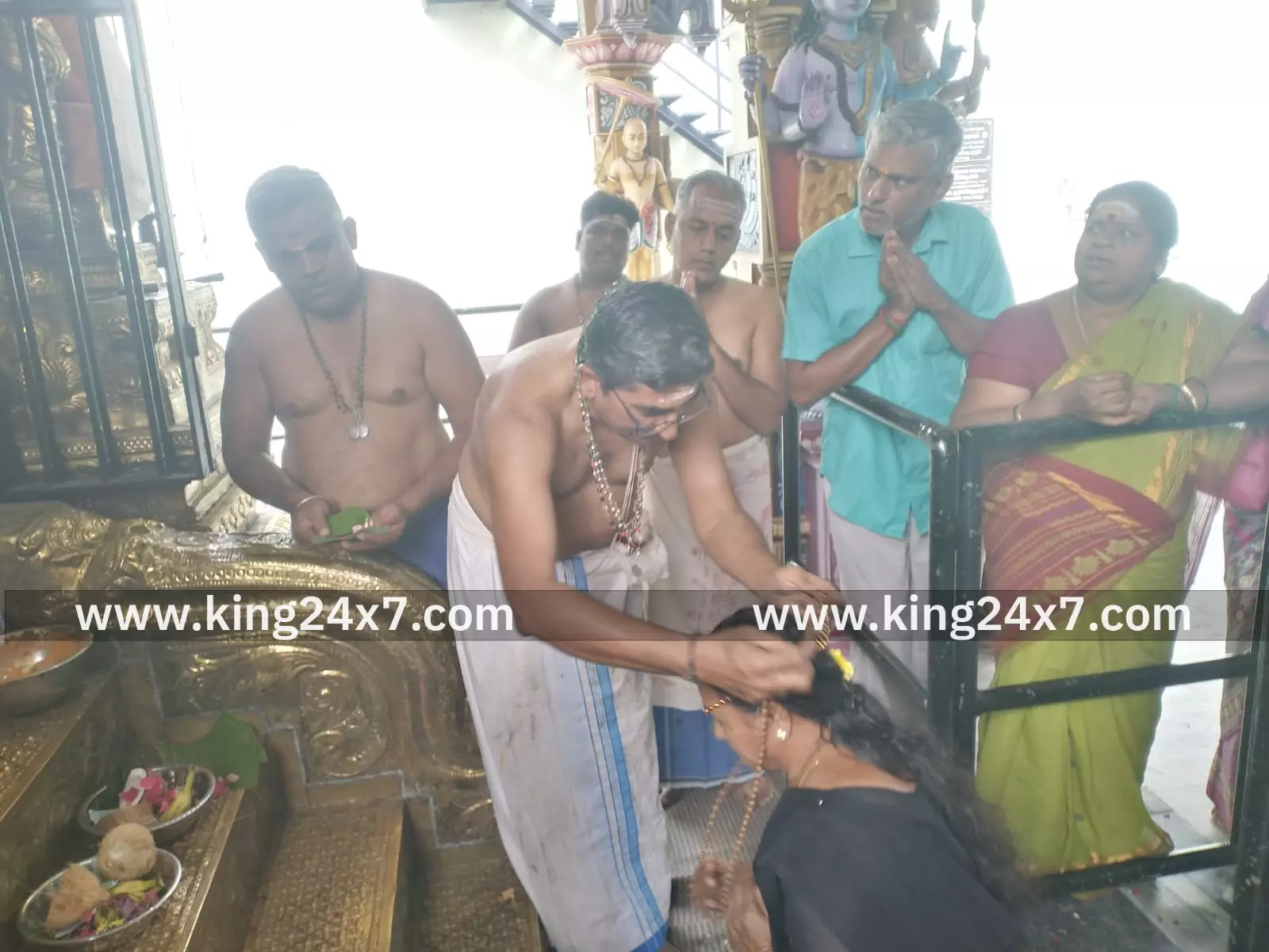 சபரி யாத்திரைக்கு மாலை அணிந்து விரதம் துவக்கிய ஐயப்ப பக்தர்கள் சபரி யாத்திரைக்கு மாலை அணிந்து விரதம் துவக்கிய ஐயப்ப பக்தர்கள்