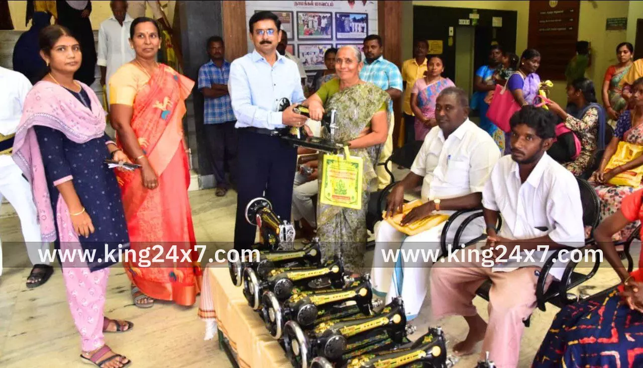 நாமக்கல் மாவட்ட வருவாய் அலுவலர் மா.க.சரவணன் மக்கள் குறைதீர்க்கும் நாள் கூட்டத்தில் 17 பயனாளிகளுக்கு ரூ.6.64 இலட்சம் மதிப்பீட்டில் அரசு நலத்திட்ட உதவிகளை வழங்கினார். நாமக்கல் மாவட்ட வருவாய் அலுவலர் மா.க.சரவணன் மக்கள் குறைதீர்க்கும் நாள் கூட்டத்தில் 17 பயனாளிகளுக்கு ரூ.6.64 இலட்சம் மதிப்பீட்டில் அரசு நலத்திட்ட உதவிகளை வழங்கினார்.
