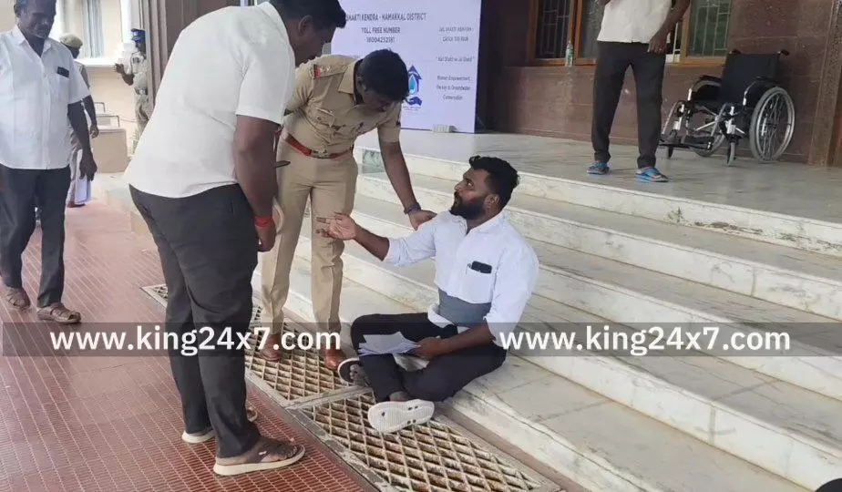 நாமக்கல்   மாவட்ட ஆட்சியர் அலுவலகம் முன்பு ரியல் எஸ்டேட் அதிபர் மீது காவல்துறை நடவடிக்கை எடுக்காததை கண்டித்து சமூக ஆர்வலர் தரையில் அமர்ந்து தர்ணாவில் ஈடுபட்டதால் பரபரப்பு ஏற்பட்டது.