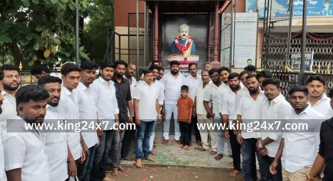 கப்பலோட்டிய  தமிழன் வ.உ.சி.யின் நினைவு தினம்- கரூர் மாவட்ட வ.உ.சி பேரவை சார்பில் வ.உ.சி.திருவுருவ சிலைக்கு மாலை அணிவித்து  புகழஞ்சலி.