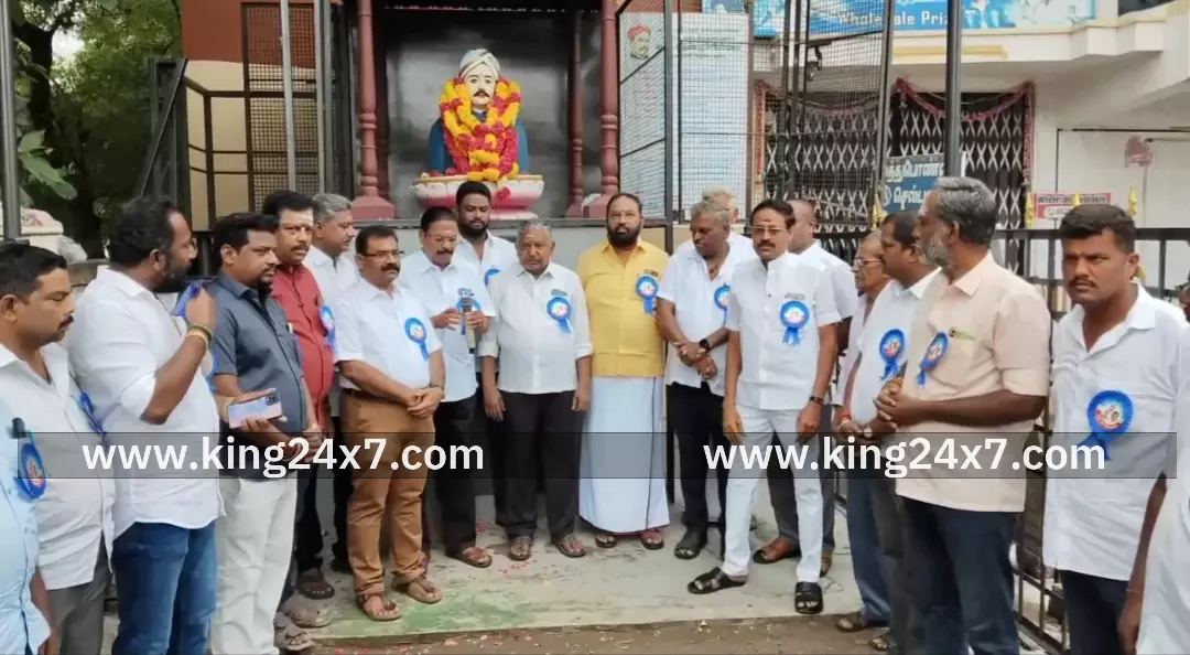 கப்பலோட்டிய  தமிழன் வ.உ.சி.யின் நினைவு தினம்- கரூர் மாவட்ட வ.உ.சி பேரவை சார்பில் வ.உ.சி.திருவுருவ சிலைக்கு மாலை அணிவித்து  புகழஞ்சலி.