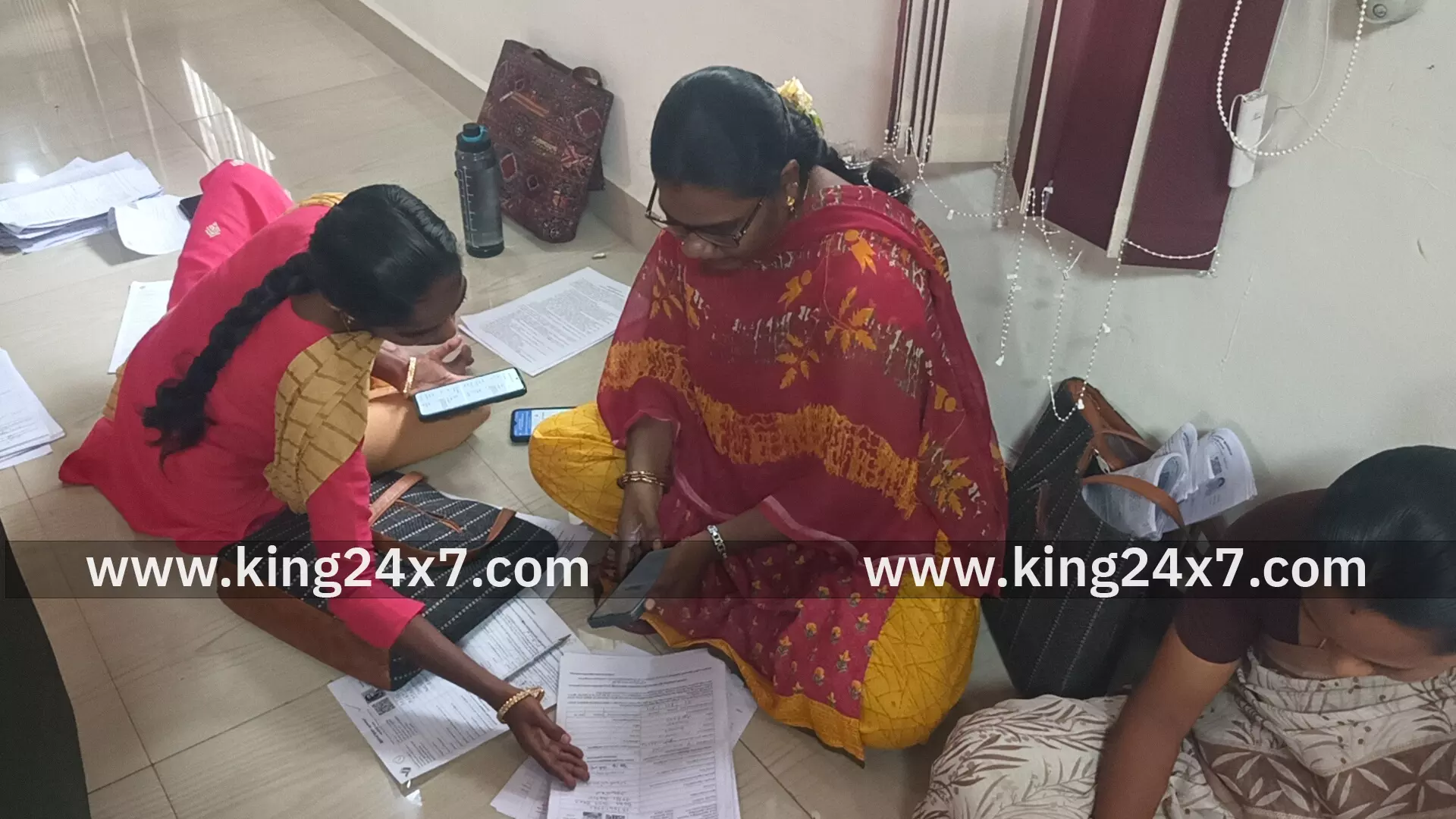 திருச்செங்கோடு சட்டமன்றத் தொகுதிக்குட் பட்ட பகுதிகளில் எஸ் ஐ ஆர் பணிகளை தமிழ்நாடு வருவாய்த்துறை  அலுவலர்கள் சங்கத்தினர் புறக்கணிப்பு.