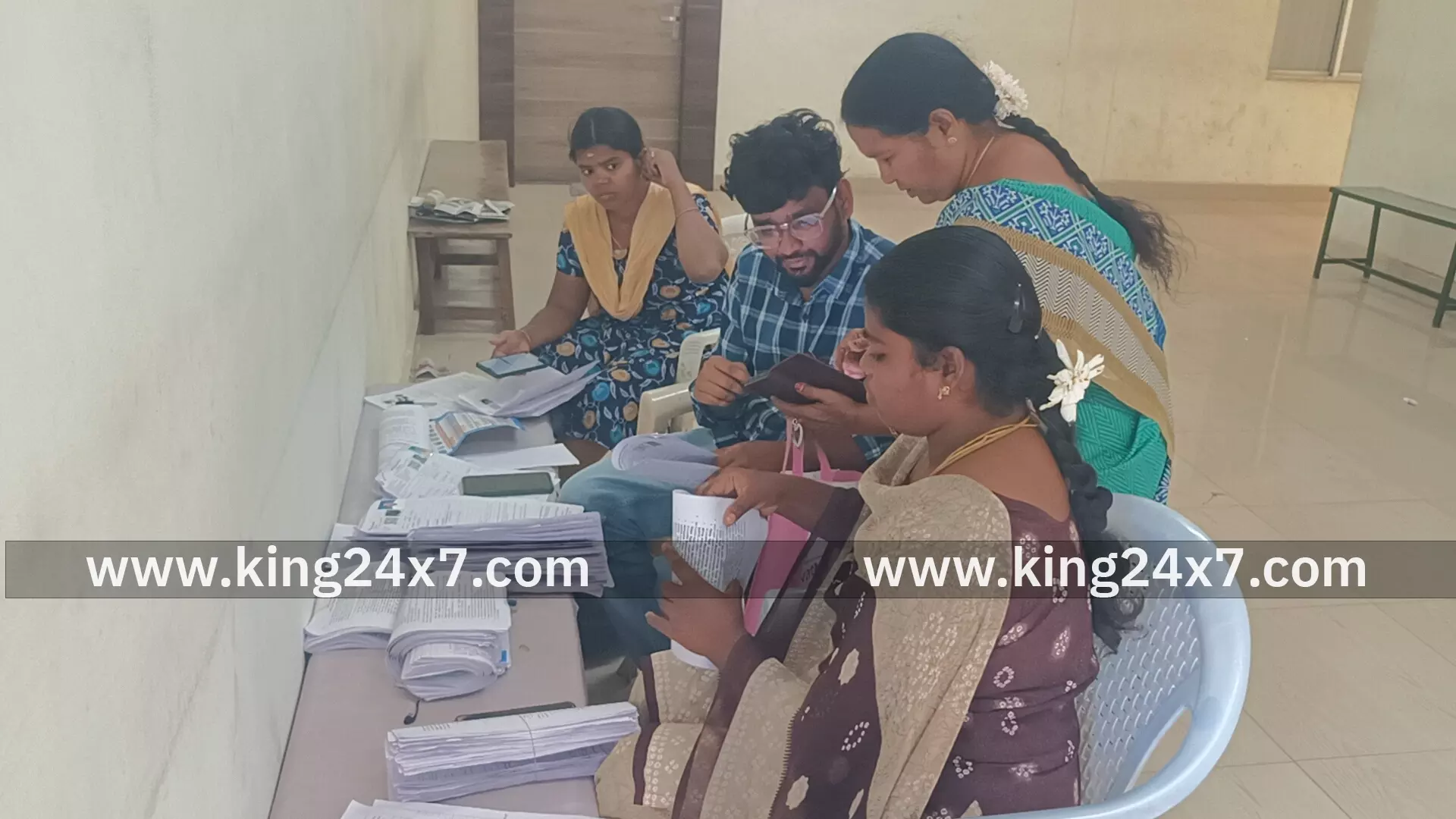 திருச்செங்கோடு சட்டமன்றத் தொகுதிக்குட் பட்ட பகுதிகளில் எஸ் ஐ ஆர் பணிகளை தமிழ்நாடு வருவாய்த்துறை  அலுவலர்கள் சங்கத்தினர் புறக்கணிப்பு.