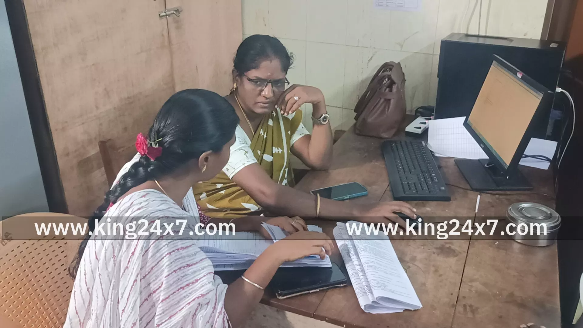 திருச்செங்கோடு சட்டமன்றத் தொகுதிக்குட் பட்ட பகுதிகளில் எஸ் ஐ ஆர் பணிகளை தமிழ்நாடு வருவாய்த்துறை  அலுவலர்கள் சங்கத்தினர் புறக்கணிப்பு.