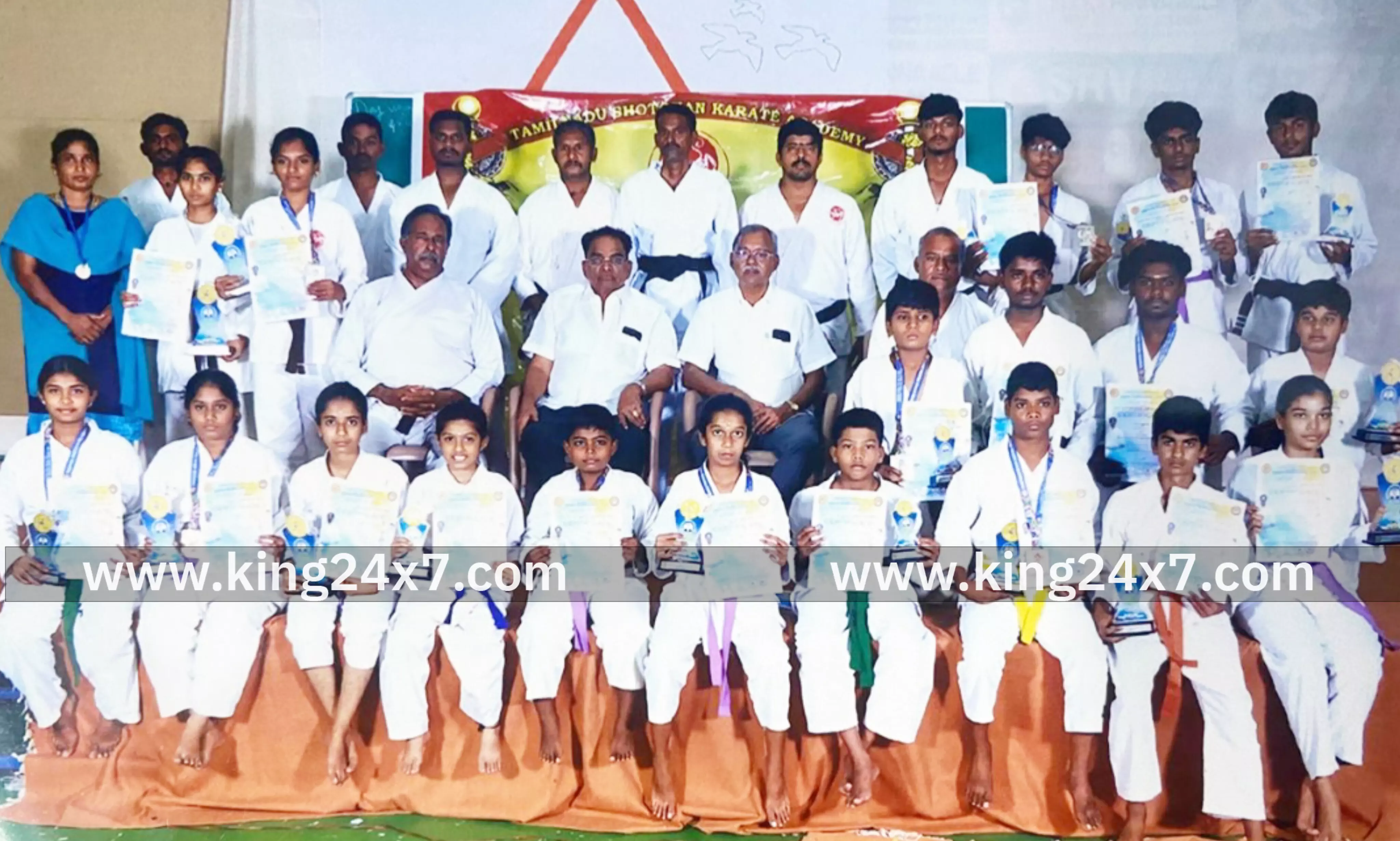 இராசிபுரம் எஸ்.ஆர்.வி. ஆண்கள் மேல்நிலைப்பள்ளியில், தமிழ்நாடு சோட்டாகான் கராத்தே பயிற்சி மாணவ மாணவிகளுக்கு பாராட்டு விழா..