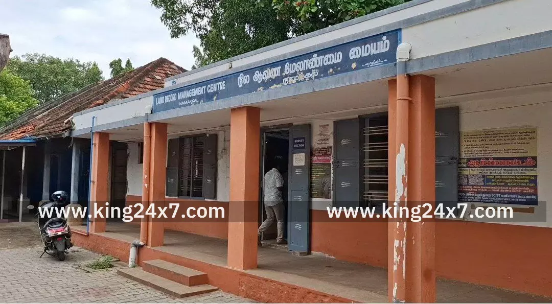 நிலஅளவர் பணியிடங்களை நிரப்பிட வேண்டும் உள்ளிட்ட 10 அம்ச கோரிக்கைகளை வலியுறுத்தி நாமக்கல்லில் நில அளவை அலுவலர்கள் காலவரையற்ற வேலைநிறுத்த போராட்டம் ஈடுப்பட்டுள்ளனர்.