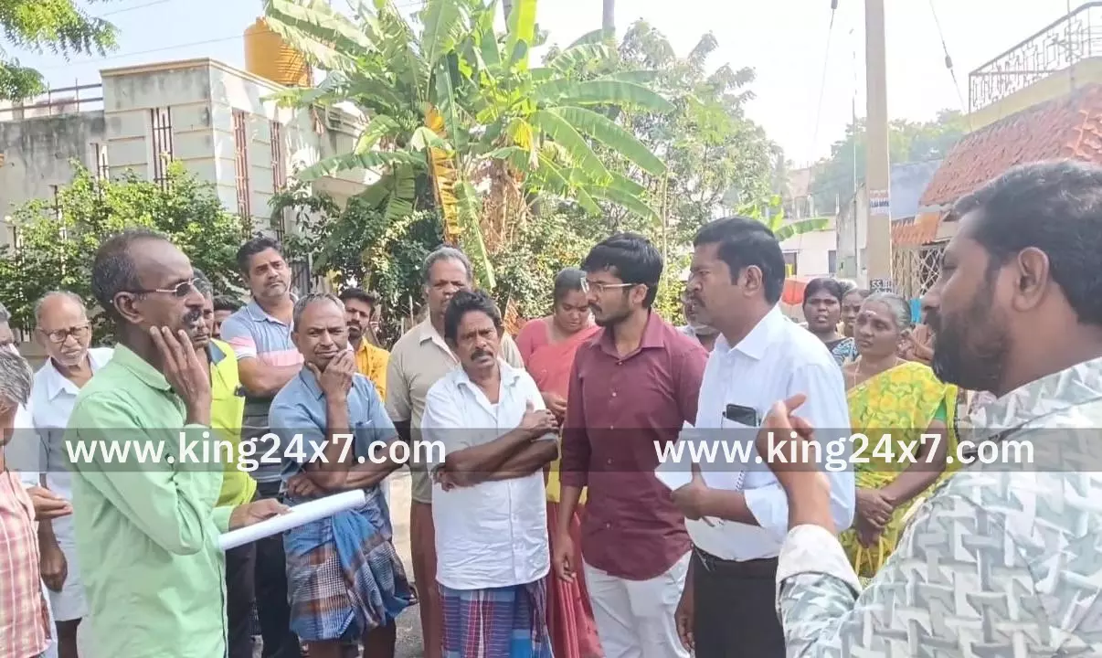 தார் சாலை அமைக்க பொதுமக்கள் எதிர்ப்பு