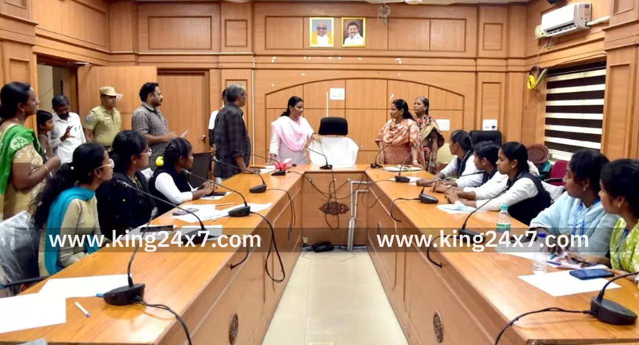 நாமக்கல் மாவட்ட தேர்தல் அலுவலர் மாவட்ட ஆட்சியர் வாக்காளர் பட்டியல் சிறப்பு தீவிர திருத்தம், 2026, சிறப்பு முகாம் தொடர்பாக அமைக்கப்பட்ட கட்டுப்பாட்டு அறையினை பார்வையிட்டு ஆய்வு மேற்கொண்டார். நாமக்கல் மாவட்ட தேர்தல் அலுவலர் மாவட்ட ஆட்சியர் வாக்காளர் பட்டியல் சிறப்பு தீவிர திருத்தம், 2026, சிறப்பு முகாம் தொடர்பாக அமைக்கப்பட்ட கட்டுப்பாட்டு அறையினை பார்வையிட்டு ஆய்வு மேற்கொண்டார்.