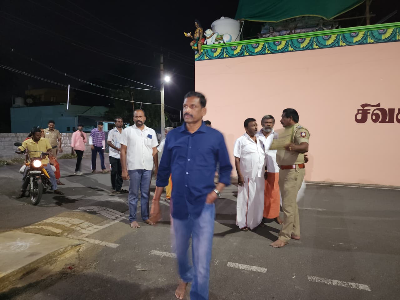 கோவில் விழா பாதுகாப்பு ஏற்பாடுகள் குறித்து டி.எஸ்.பி. நேரில் ஆய்வு