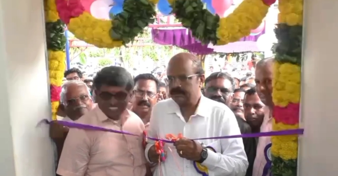 கரூரில் பொதுமக்களுக்கு ஏற்பட்ட துயரங்களில் தங்களை பங்கெடுத்து கொண்டவர்கள் தான் அரசு ஊழியர்கள்.மாவட்ட ஆட்சியர் தங்கவேல் விளக்கம்.