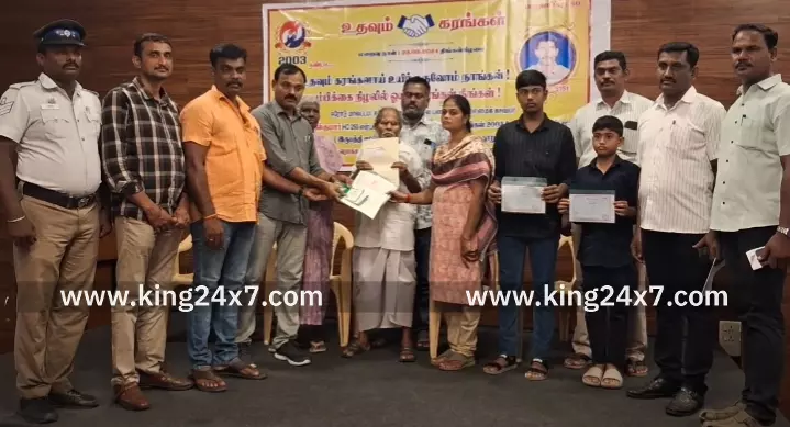 கரூரில் உயிரிழந்த காவலரின் குடும்பத்தினருக்கு சக காவலர்கள் 28 லட்சத்து 12 ஆயிரத்து 500 ரூபாய் வழங்கினர்.