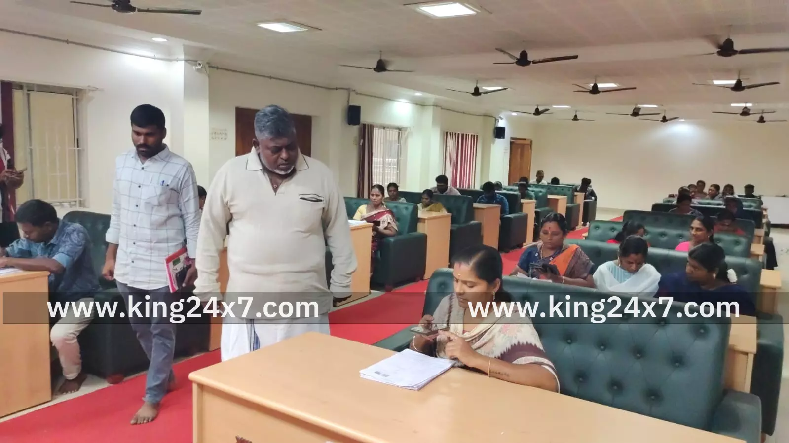 திருச்செங்கோடு நகராட்சியில் எஸ் ஐ ஆர் படிவங்கள் பதிவேற்றம் செய்யும் பணி வருவாய் கோட்டாட்சியர் லெனின் ஆய்வு திருச்செங்கோடு நகராட்சியில் எஸ் ஐ ஆர் படிவங்கள் பதிவேற்றம் செய்யும் பணி வருவாய் கோட்டாட்சியர் லெனின் ஆய்வு