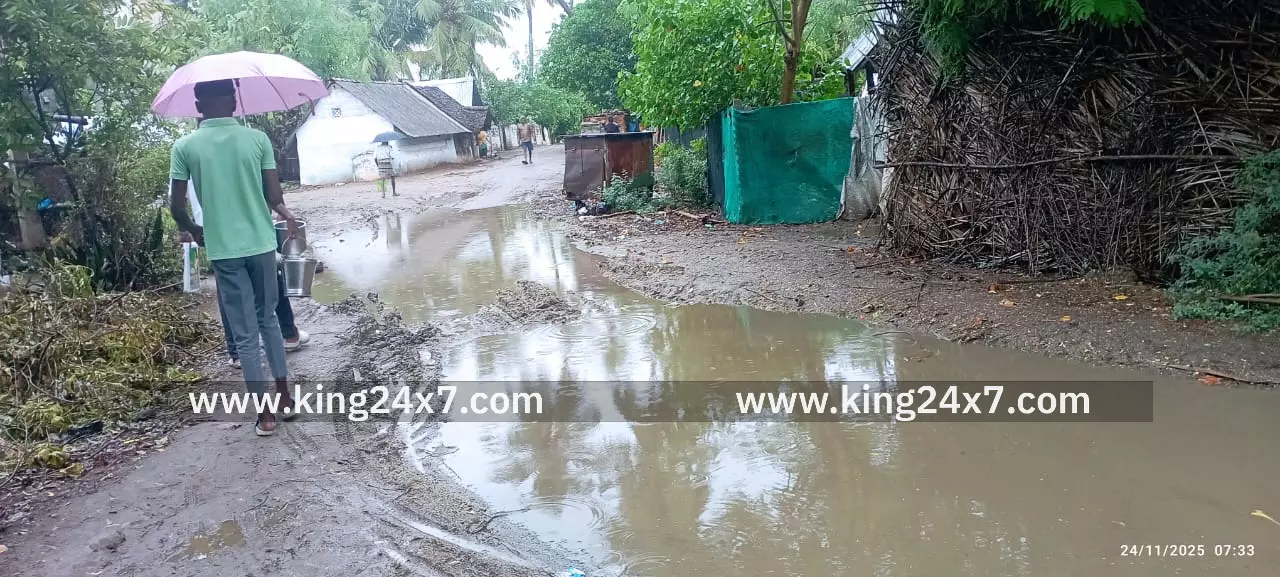 வாலாந்தூரில் சேரும் சகதியமான சாலையால் மக்கள் கடும் அவதி