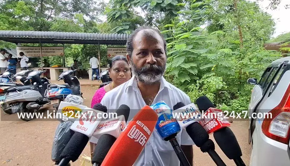 வாக்காளர் பட்டிலில் பெயர் இல்லாததால் அதிர்ச்சி அடைந்த தம்பதியினர் நாமக்கல் கலெக்டர் அலுவலகத்தில் வாக்காளர் அட்டையை திருப்பி வழங்கினர். இதனால் பரபரப்பு ஏற்ப்பட்டது. வாக்காளர் பட்டிலில் பெயர் இல்லாததால் அதிர்ச்சி அடைந்த தம்பதியினர் நாமக்கல் கலெக்டர் அலுவலகத்தில் வாக்காளர் அட்டையை திருப்பி வழங்கினர். இதனால் பரபரப்பு ஏற்ப்பட்டது.