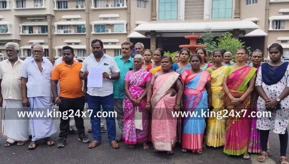 எருமப்பட்டி அருகே உள்ள பொன்னேரிப்பட்டியில் அரசு மதுபான கடை அமைவதை தடுக்க கோரி அப்பகுதி மக்கள் மாவட்ட ஆட்சியரிடம் மனு.