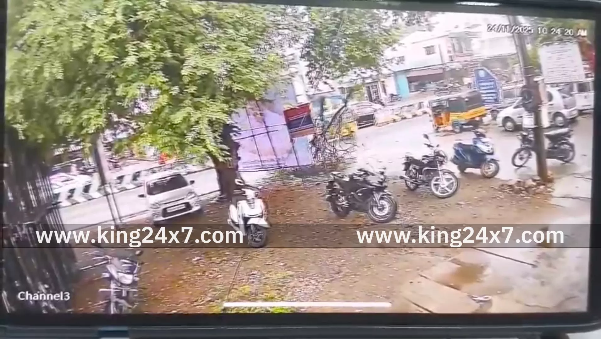 மணப்பாறையில் புளியமரம் திடீரென விழுந்ததில் உயிர் தப்பிய நகராட்சி ஊழியர். சிசிடிவி காட்சி வெளியானது.