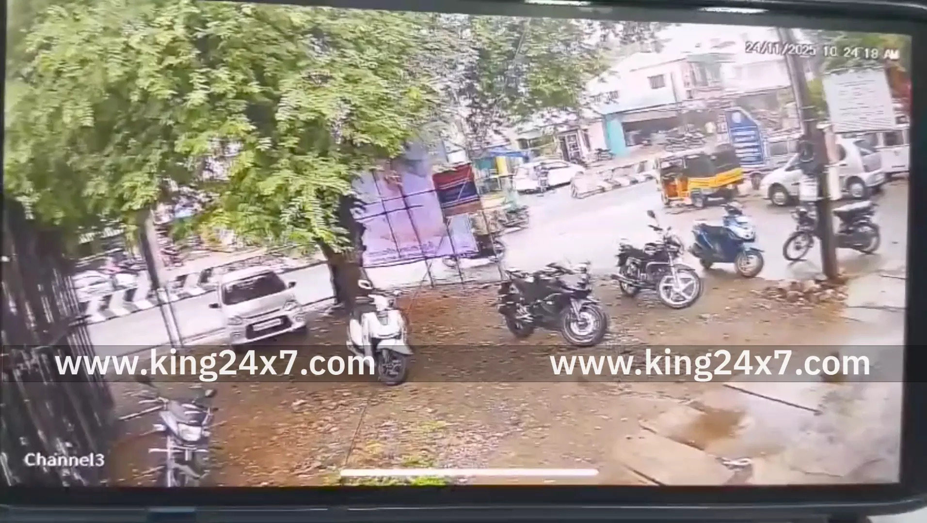 மணப்பாறையில் புளியமரம் திடீரென விழுந்ததில் உயிர் தப்பிய நகராட்சி ஊழியர். சிசிடிவி காட்சி வெளியானது.