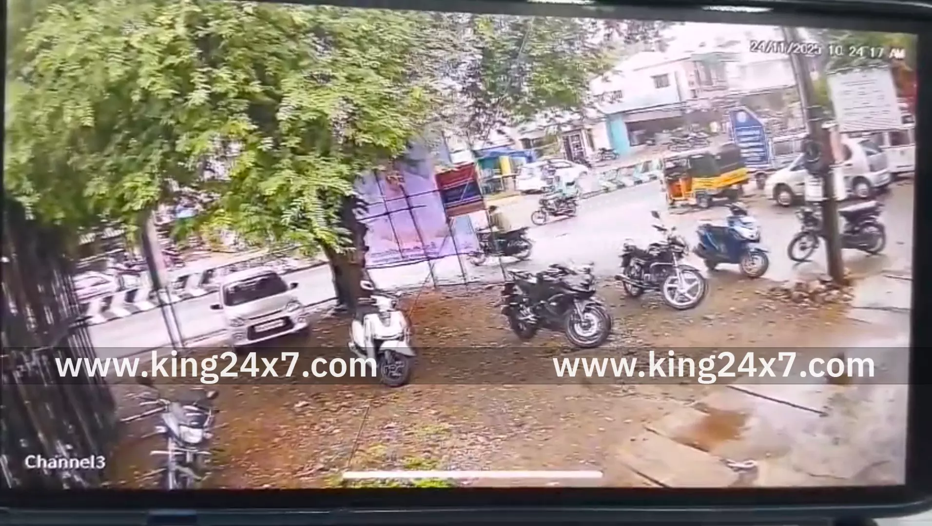 மணப்பாறையில் புளியமரம் திடீரென விழுந்ததில் உயிர் தப்பிய நகராட்சி ஊழியர். சிசிடிவி காட்சி வெளியானது.