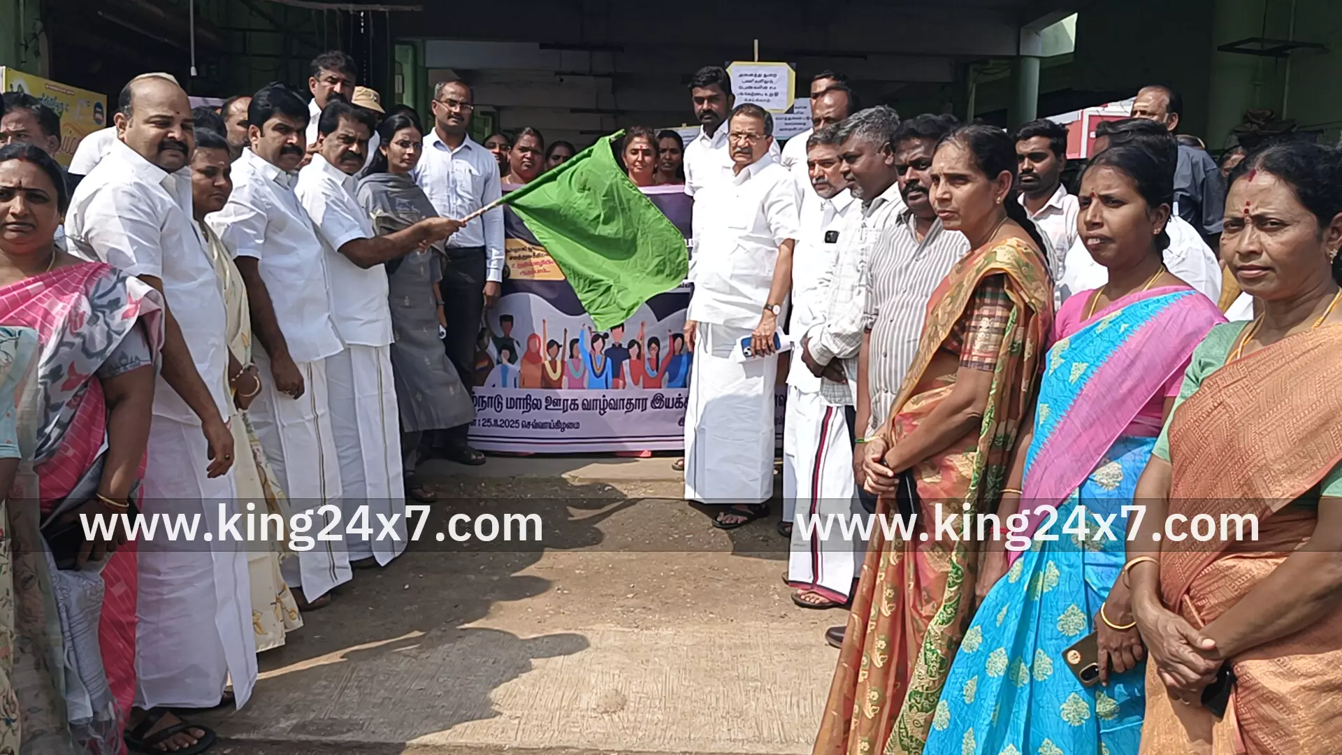 திருச்செங்கோட்டில்பெண்களுக்கு எதிரான வன்முறை ஒழிப்புக்கான சர்வதேச தினத்தை ஒட்டி விழிப்புணர்வு பேரணி. நாமக்கல் மாவட்ட ஆட்சியர் துர்கா மூர்த்திதுவக்கி வைத்தார். 